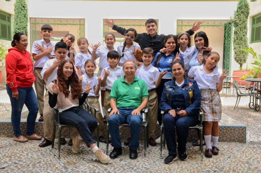 Niños del Instituto Técnico Nacional de Comercio descubren el poder de la radio